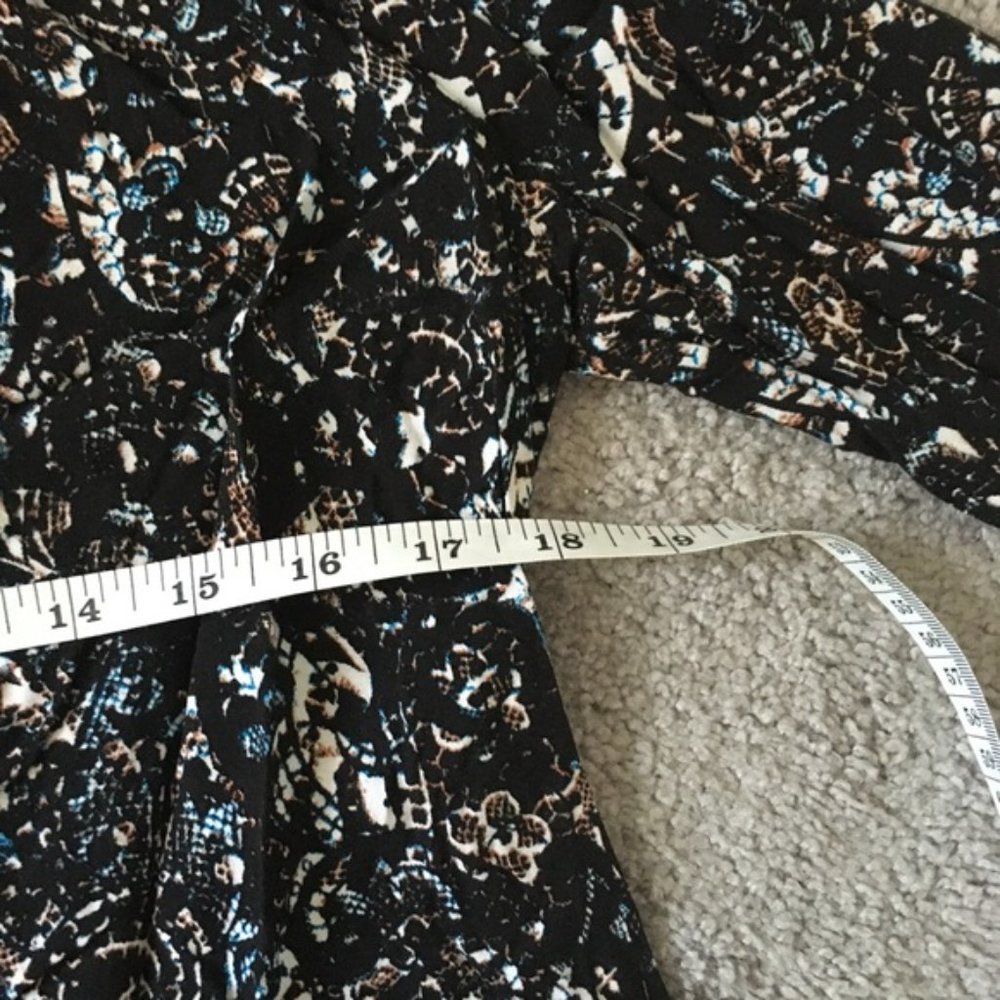Lightweight Patterned Keyhole Shift Dress - Picture 7 of 8